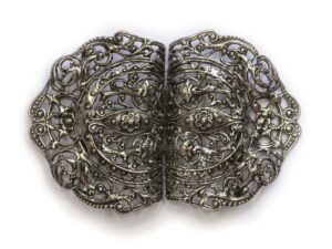 Schürzenschließe altgold  B 7,7 x H 5,1 cm